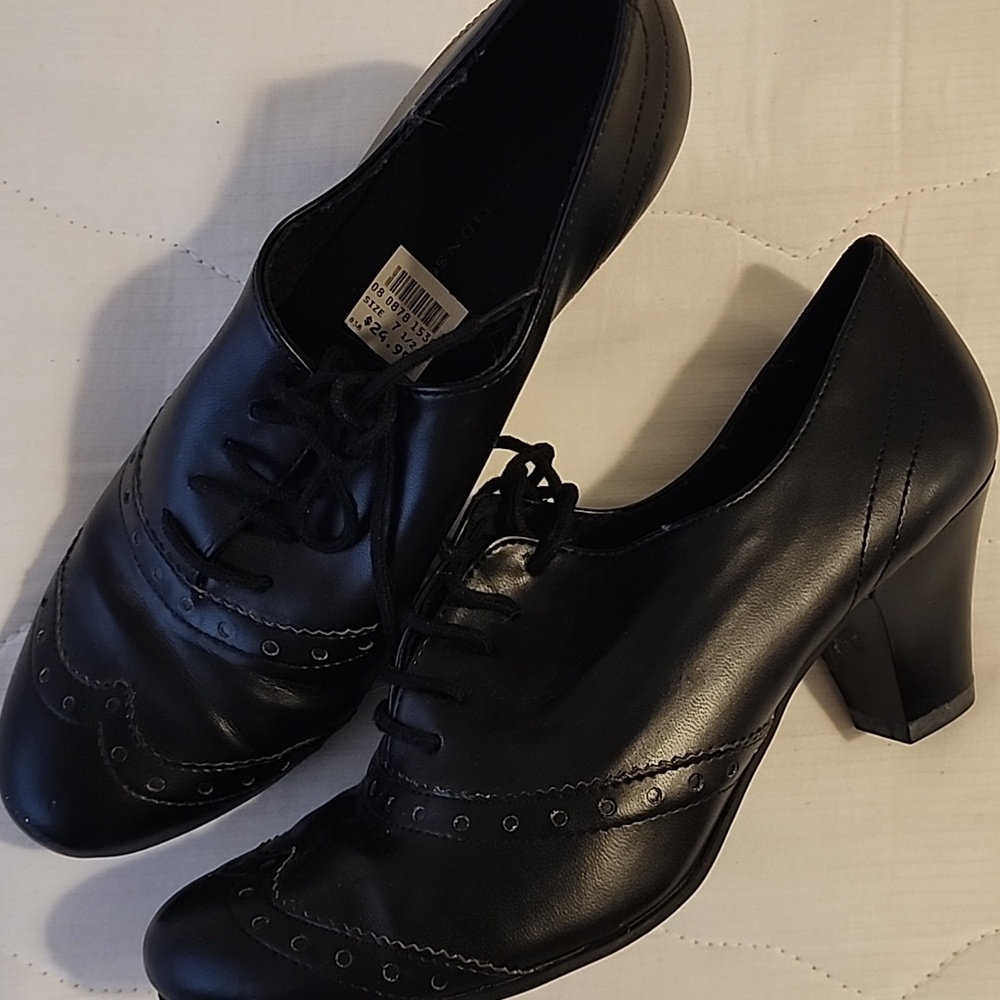 Predictions shoe. Sz 7 1/2. 2 in heel